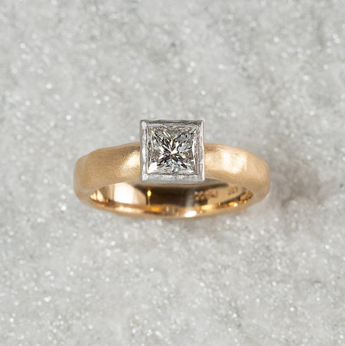 N°18 K18arm princess diamond ring 0.7ct up